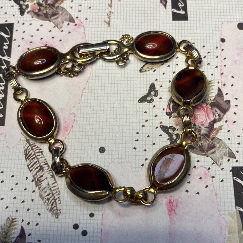Sarah Coventry Red Tiger's Ey Cabochon Bracelet Gold Tone Safety Chain 8" 1970's
